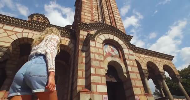 Belgrade, Serbie. Jeune femme marchant sur les escaliers sous l'église orthodoxe St. Marks — Video