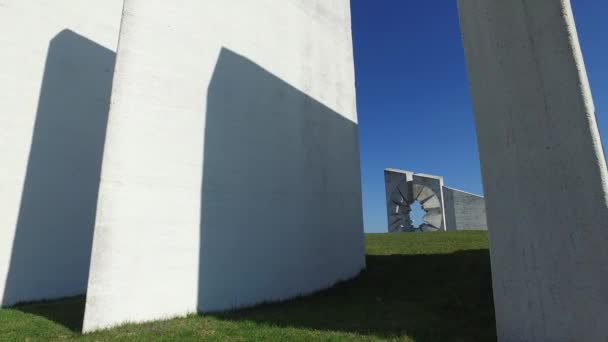 Kadinjaca Sérvia. Complexo de monumentos em memória da batalha dos partisans contra o nazismo — Vídeo de Stock