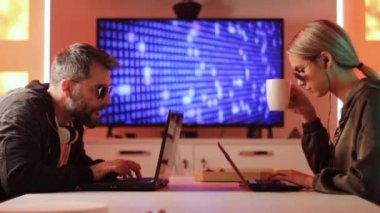 Erkek ve Kadın Programcılar veya Birlikte Çalışan Sanal Korsanlar