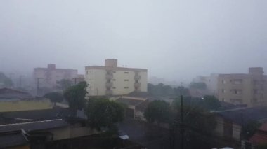 Uberlandia, Brezilya 'da sağanak yağmur. İkamet Bölgesinde Fırtınalı Yağmur ve Sel