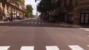 Buenos Aires şehir merkezi, Arjantin. Geçiş Avenida De Mayo yaya geçidinde 