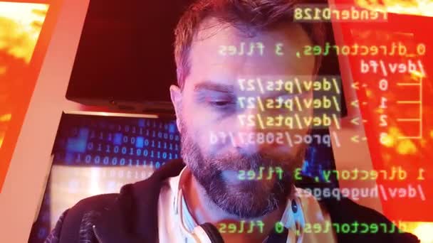 Hacker mirando la pantalla y el código de escritura, portátil POV. Un programador trabajando hasta tarde — Vídeo de stock