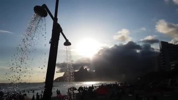 Playa de Ipanema, Río de Janeiro, Brasil. Ducha y pulverización silueta de agua — Vídeos de Stock