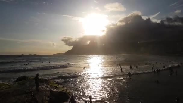 Tarde de sol sobre la playa de Ipanema, Río de Janeiro, Brasil. Ondas oceánicas, siluetas — Vídeos de Stock