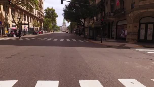 Центр Буенос-Айреса, Аргентина. Перехід до Авеніди де Майо на перехресті — стокове відео