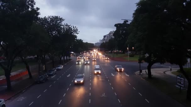 Twilight Avenue Traffic à Buenos Aires, Argentine. Véhicules sur Avenida Figueroa — Video