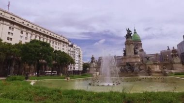 Buenos Aires, Arjantin 'deki Kongre Meydanı' nda Çeşme ve Anıt