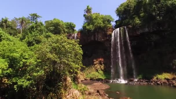 Små vattenfall i Iguazu nationalpark. Lugn i regnskogslandskapet, Pan — Stockvideo