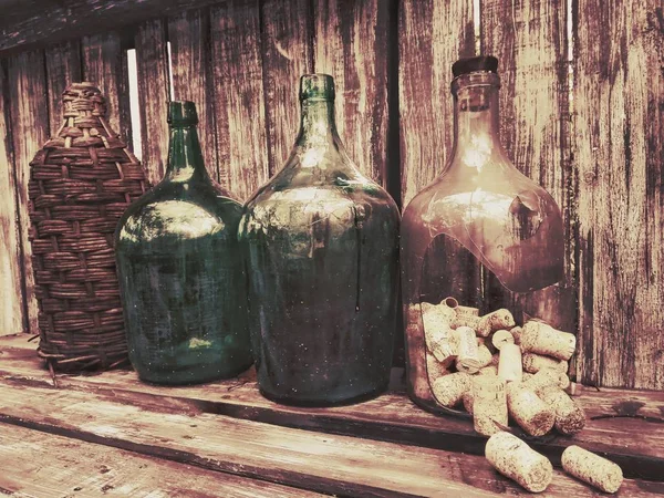 Botellas Vintage Sobre Fondo Madera Envejecida Con Corchos Caídos Una —  Fotos de Stock