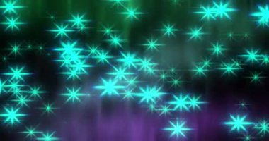 Parlak kar taneleri kuzey ışıklarının arka planına doğru düşüyor.