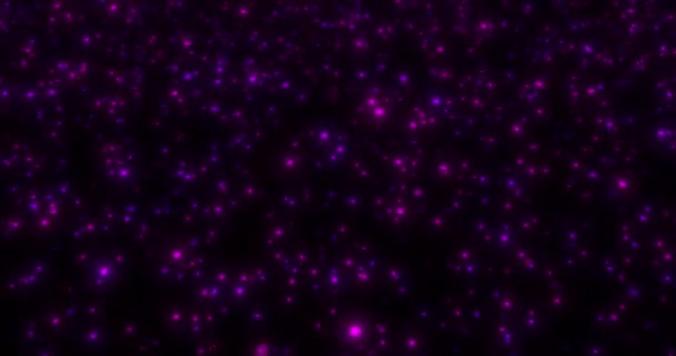 闪烁的粉色和紫色的星星从画面的中心向观众飞去 黑暗背景 — 图库视频影像