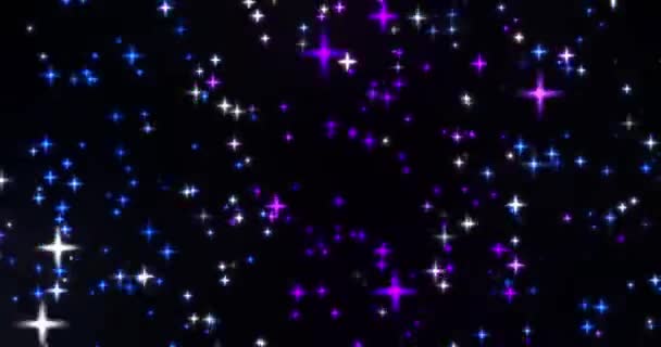 紫色和白色的明亮发光的恒星在黑暗的背景下向观众飞去 — 图库视频影像