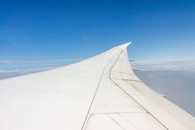 Gökyüzünde uçan bir uçağın kanadı