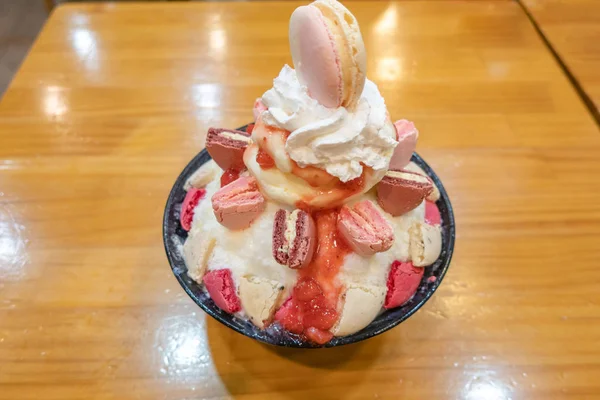 Bingsu o Bingsoo, postre de hielo afeitado coreano con macaron y crema batida — Foto de Stock