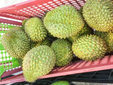 plastik sepet içinde durians