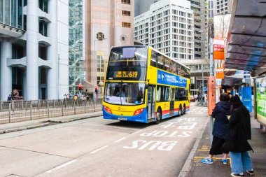 Central, Hong Kong'da trafik ve binalarla sokak manzarası