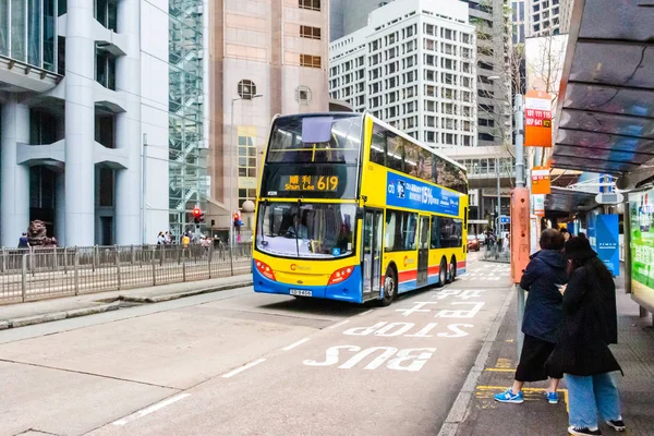 Central, Hong Kong'da trafik ve binalarla sokak manzarası