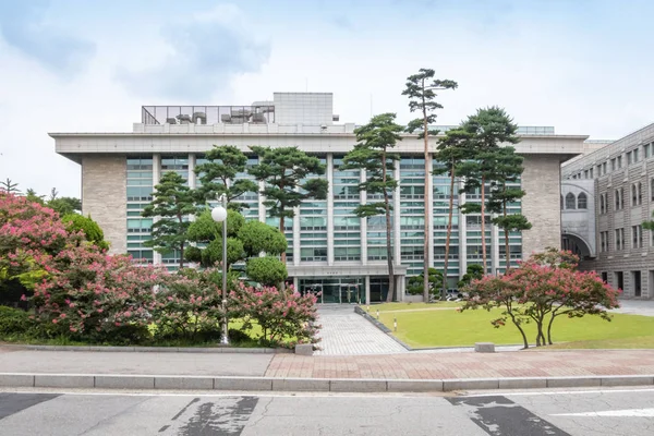 Hlavní hala obchodní školy na korejské univerzitě v Soulu v Jižní Koreji — Stock fotografie