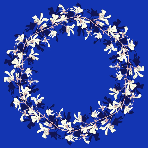 Kwiatowa rama z kwitnącej drzewa magnolii. Niebieskie tło z rozgałęzieniem i kwiatem magnolii. Wiosenna konstrukcja wieniec z elementami kwiatowymi. Ręcznie rysowane ilustracji botanicznych. — Wektor stockowy