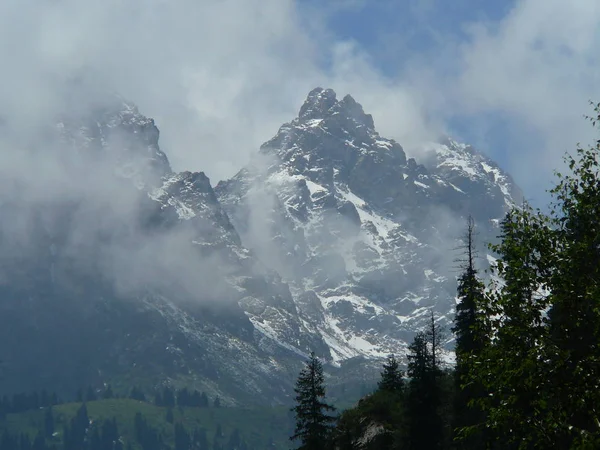 karla kaplı dağlar kazakistan
