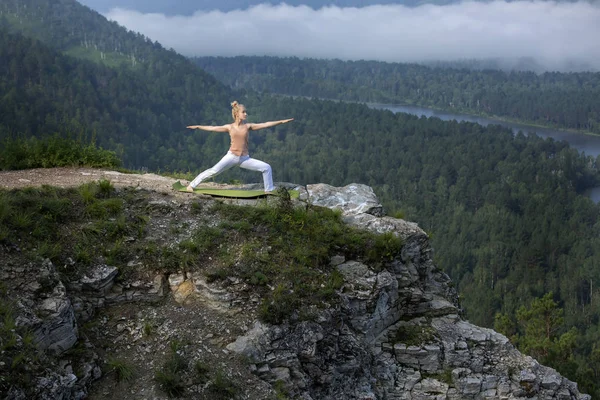 Schöne Junge Mädchen Mit Blonden Haaren Macht Yoga Der Natur — Stockfoto