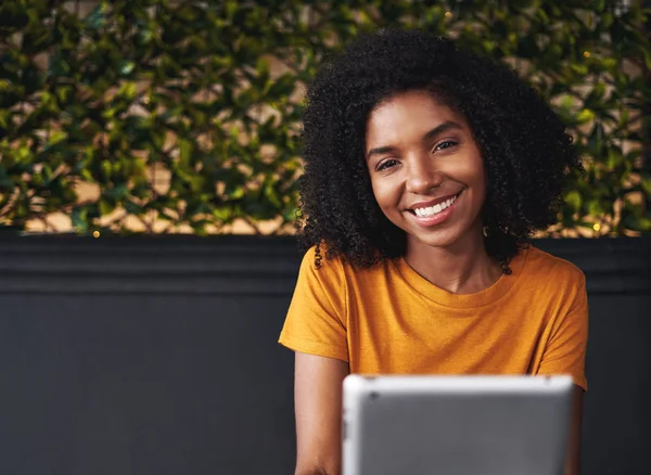 Portret Van Een Aantrekkelijke Lachende Jonge Vrouw Café Met Digitale — Stockfoto