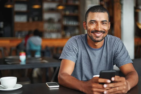 Porträt eines jungen Mannes im Café — Stockfoto