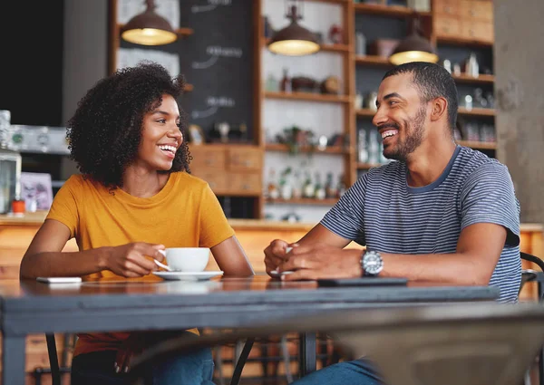 Heureux jeune couple d'amis assis dans un café — Photo