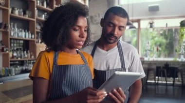 Kafede tablet kullanan erkek ve kadın iş arkadaşları