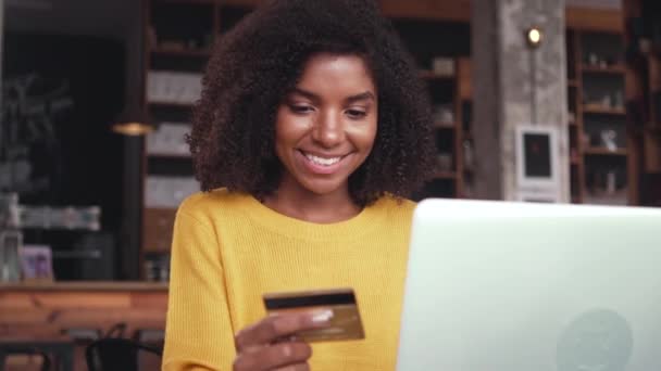 Mujer joven de compras en línea en el ordenador portátil con tarjeta de crédito — Vídeos de Stock