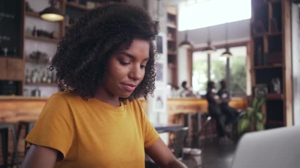 Portret van een vrouw met laptop in Café binnenshuis — Stockvideo