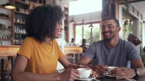 Mujer joven tomando café con su amigo en la cafetería — Vídeos de Stock