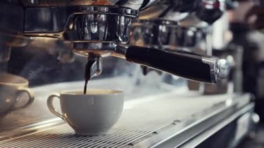 Kahve makinesi kafede espresso yapıyor.