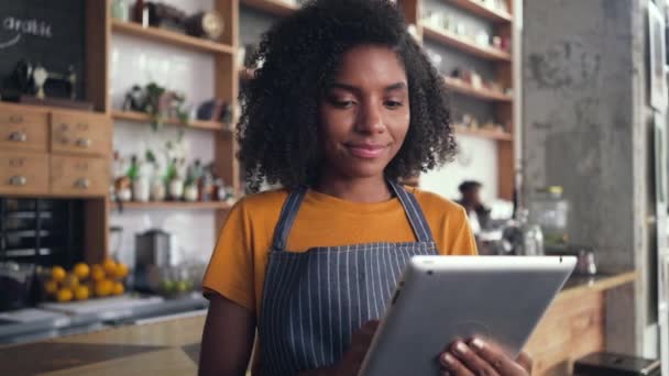 Při používání digitální tabletové tabulky přemýšlí vlastník ženského Café — Stock video