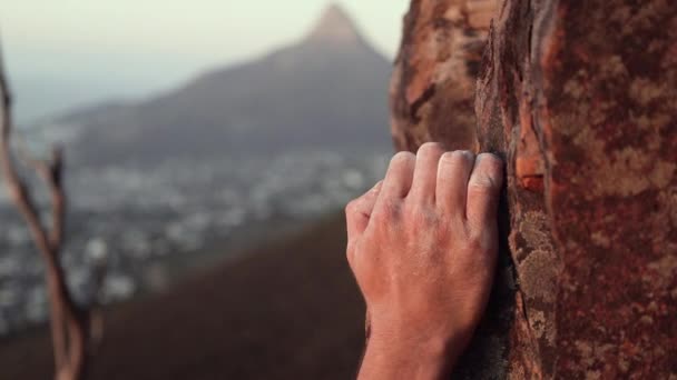Primer plano de escaladores mano agarre mientras escalada en roca — Vídeos de Stock