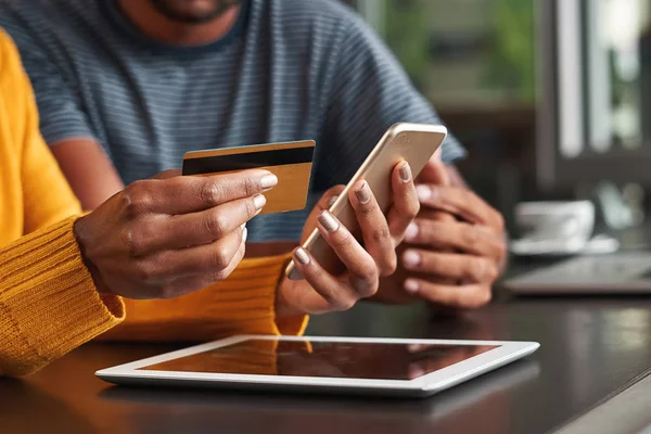 Mujer en la cafetería con tarjeta de crédito y teléfono móvil — Foto de Stock