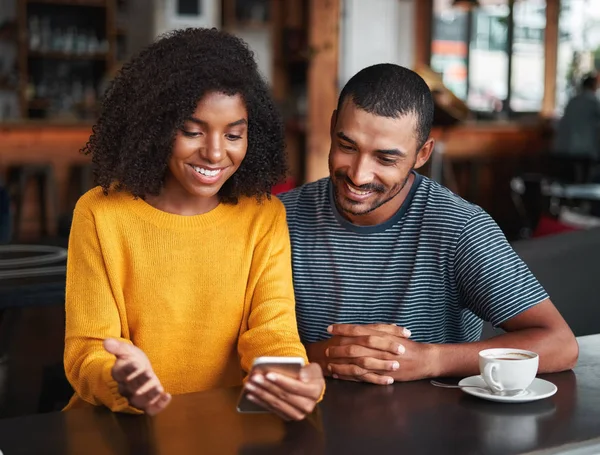 Casal jovem olhando para o telefone móvel sorrindo — Fotografia de Stock