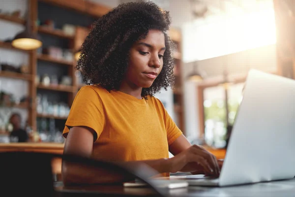 Молода афроамериканка працює на своєму ноутбуці — стокове фото
