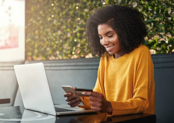 Jonge vrouw online winkelen op mobiele telefoon met creditcard — Stockfoto