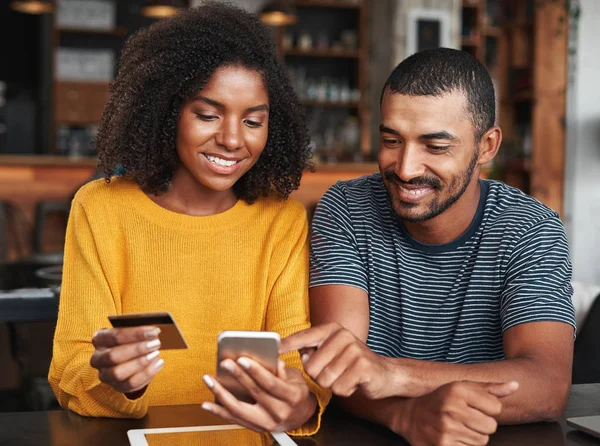 Молода пара купує онлайн через мобільний телефон — стокове фото