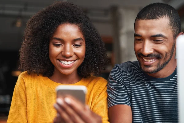 Sorrindo casal africano olhando para o celular sorrindo — Fotografia de Stock