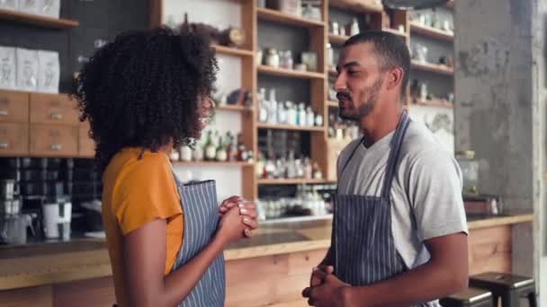 Portret van Happy Small Business partners in café — Stockvideo