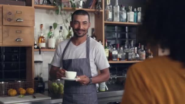 Mannelijke Barista serveert koffie aan de klant aan de balie — Stockvideo