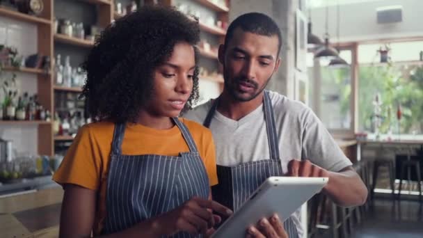 Два бизнес-партнера кафе с использованием цифрового планшета — стоковое видео