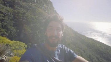 Dağda Duran Mutlu Adamın Portresi