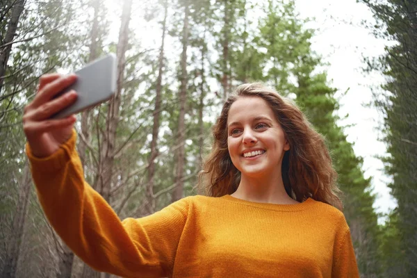 Feliz joven mujer tomando selfie en el teléfono móvil — Foto de Stock