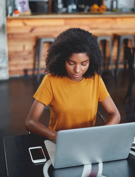 African American kobieta w kawiarni przy użyciu laptopa — Zdjęcie stockowe