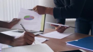 Resepsiyon ofiste çalışan iş adamları