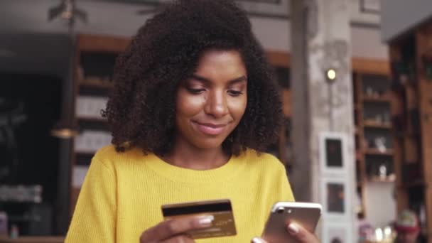 Jovem mulher compras on-line no telefone móvel com cartão de crédito — Vídeo de Stock