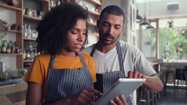 Propietario masculino y femenino trabajando juntos en la cafetería — Vídeos de Stock